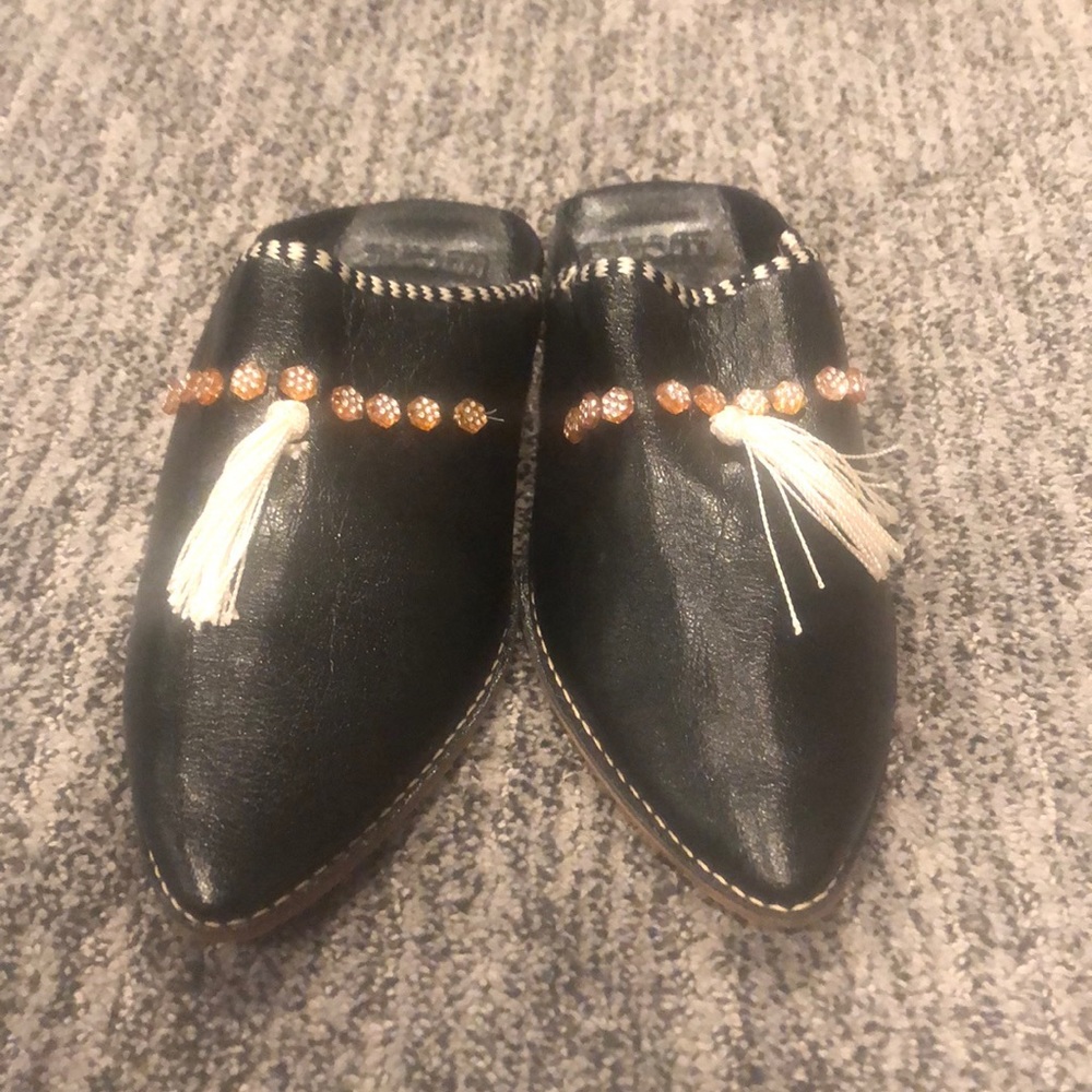 Super comfy!!! Leather Mules with tassels